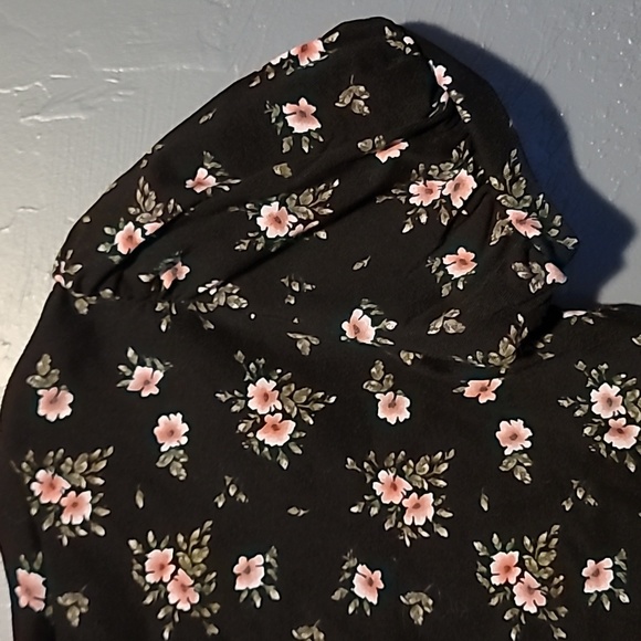 Form-fitting Stretchy Crop Top with Roses - Picture 6 of 6